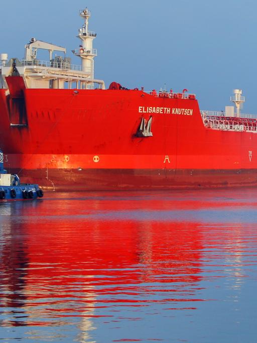 Der Tanker "Elisabeth Knutsen" mit 80.000 Tonnen Rohöl aus Russland an Bord wird am Mittwoch (06.01.2010) von Schleppern in den Seehafen Rostock bugisert. Der 265 Meter lange Tanker der norwegischen Reederei Knutsen OAS Shipping hat ein Fassungsvermögen von 121.000 Tonnen.