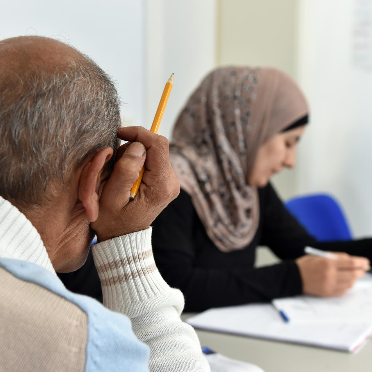 Zwei Menschen bei einem Integrationskurs in Berlin im September 2014