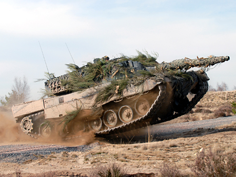 Ein Kampfpanzer vom Typ Leopard 2 in voller Fahrt.