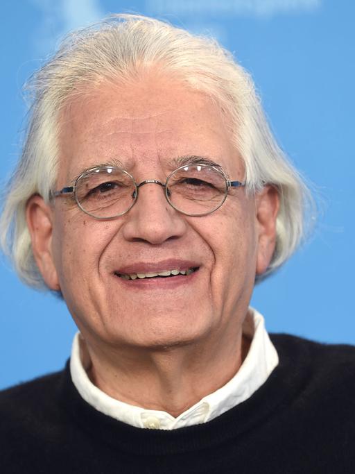 Der chilenische Regisseur Patricio Guzman posiert am 08.02.2015 in Berlin während der 65. Internationalen Filmfestspiele beim Fototermin für den Film "Der Perlmuttknopf" (El boton de nacar). Der Film läuft im Wettbewerb der Berlinale.