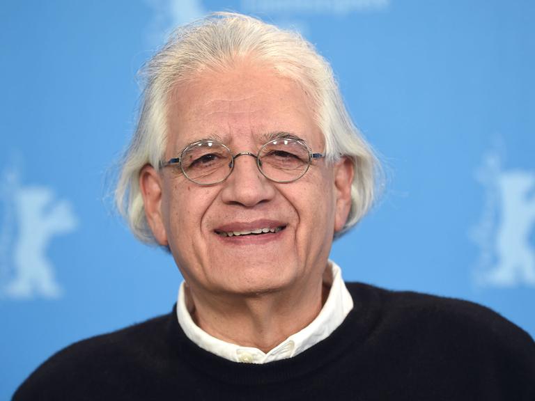 Der chilenische Regisseur Patricio Guzman posiert am 08.02.2015 in Berlin während der 65. Internationalen Filmfestspiele beim Fototermin für den Film "Der Perlmuttknopf" (El boton de nacar). Der Film läuft im Wettbewerb der Berlinale.