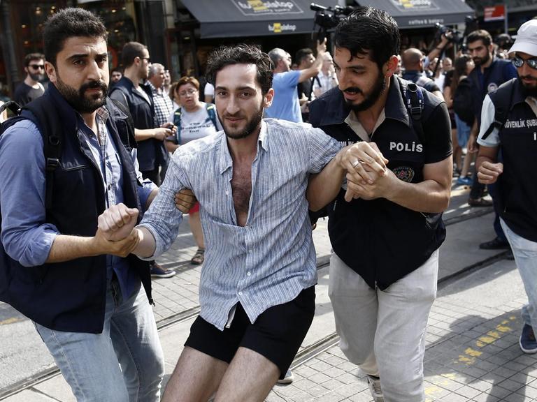 Die Polizei in Istanbul führt einen Teilnehmer der verbotenen "Pride Parade" ab