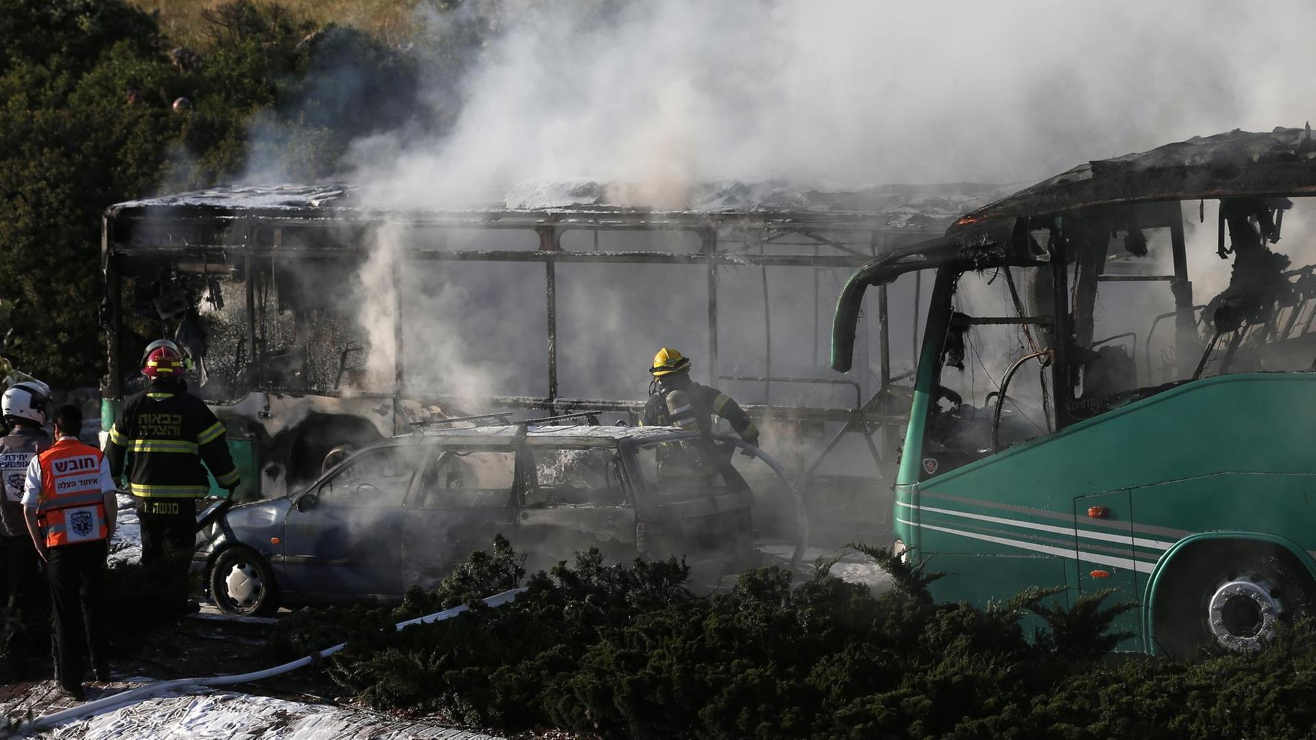 Rettungskräfte bei einem brennenden Bus in Jerusalem am 18.04.2016.