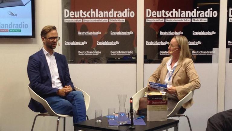 Der Publizist Christoph Giesa (links) spricht auf der Frankfurter Buchmesse am Deutschlandradio-Stand mit DLF-Redakteurin Catrin Stövesand über sein Buch "Gefährliche Bürger"