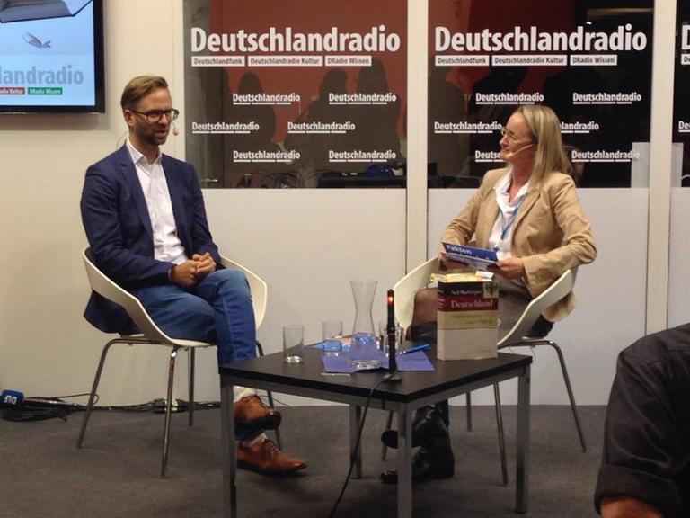 Der Publizist Christoph Giesa (links) spricht auf der Frankfurter Buchmesse am Deutschlandradio-Stand mit DLF-Redakteurin Catrin Stövesand über sein Buch "Gefährliche Bürger"