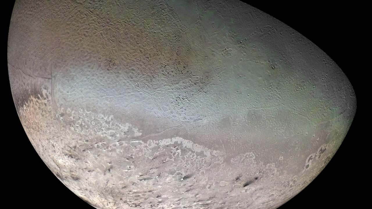 Der von William Lassell entdeckte Neptun-Mond Triton, aufgenommen von der Raumsonde Voyager 2 