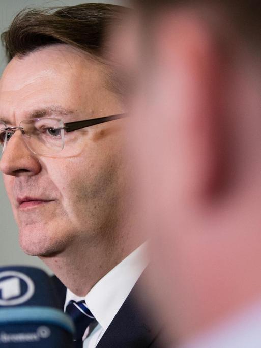 Das Mitglied der CSU im Edathy-Untersuchungsausschuss des Bundestages, Michael Frieser spricht am 10.06.2015 nach der Befragung des Bundesinnenminister Thomas de Maiziere im Paul-Löbe-Haus in Berlin zu Medienvertretern. Foto: Gregor Fischer/dpa ++