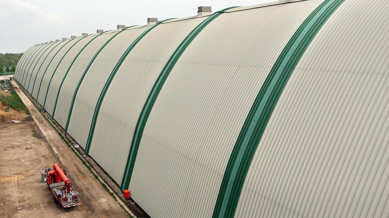 Riesige Lagerhallen auf dem Gelände der SKW Stickstoffwerke Piesteritz in Lutherstadt Wittenberg (Sachsen-Anhalt), dem nach eigenen Angaben größten Ammoniak- und Harnstoffproduzent Deutschlands.