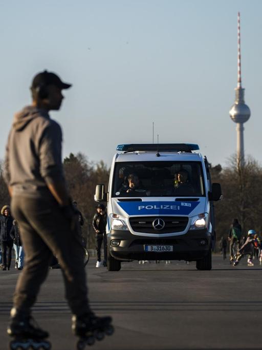 Die Polizei in Berlin kontrolliert die Abstandsregelungen auf dem Tempelhofer Feld.