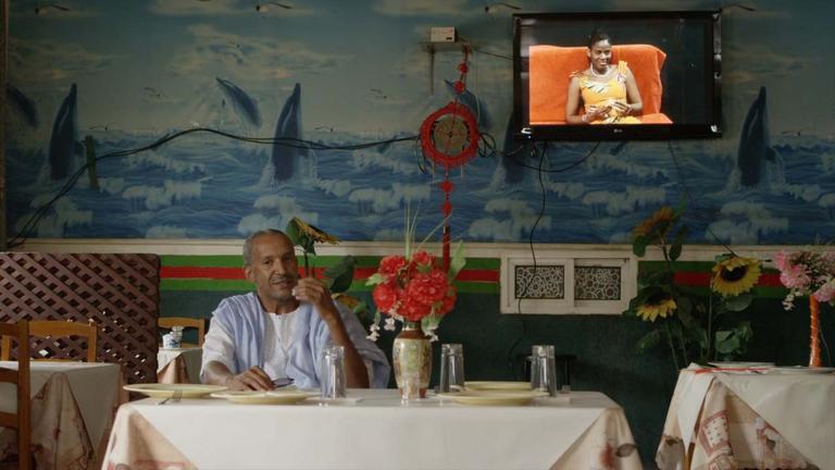 Der Film "Beyond Territories" Valérie Osouf von 2017 porträtiert den mauretanischen Filmemacher Abderrahmane Sissako, dessen Filme in der Reihe "Saving Bruce Lee" im Haus der Kulturen der Welt in Berlin zu sehen sind.