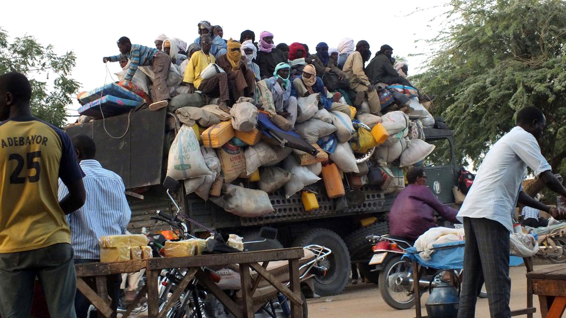 Migranten auf einem Truck: Von Agadez aus versuchen sie durch die Wüste Sahel nach Libyen oder Algerien zu gelangen; Aufnahme vom April 2015