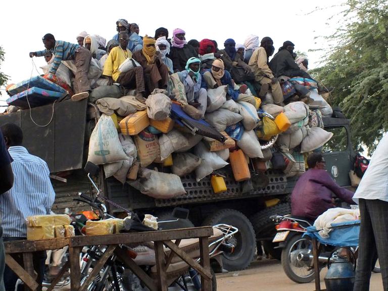 Migranten auf einem Truck: Von Agadez aus versuchen sie durch die Wüste Sahel nach Libyen oder Algerien zu gelangen; Aufnahme vom April 2015