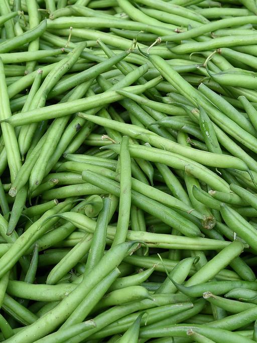 Grüne Bohnen auf dem Wochenmarkt liegen in Langenhagen in der Region Hannover in der Auslage eines Marktstandes.