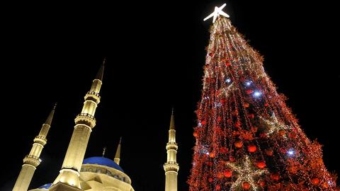 Ein Weihnachtsbaum vor der al-Amine Moschee in Beirut.