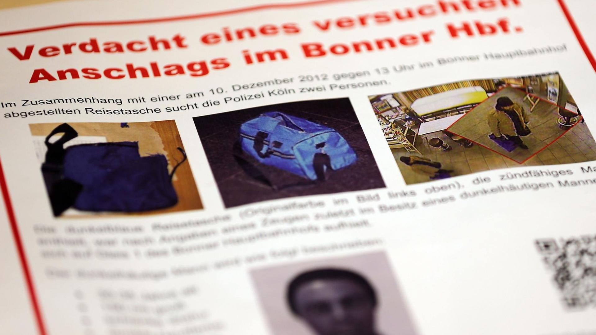 Ein Fahndungsplakat liegt am 12.12.2012 in Köln (Nordrhein-Westfalen) im Polizeipräsidium auf einem Tisch.