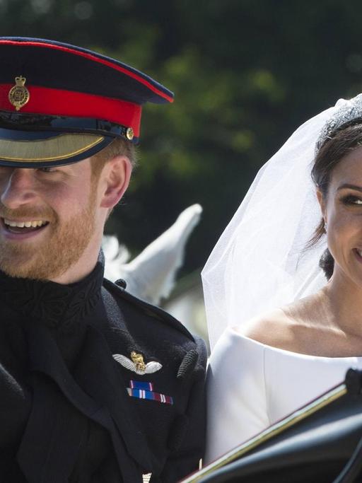 Prinz Harry und Meghan Markle fahren nach ihrer Hochzeit in einer Kutsche in Windsor
