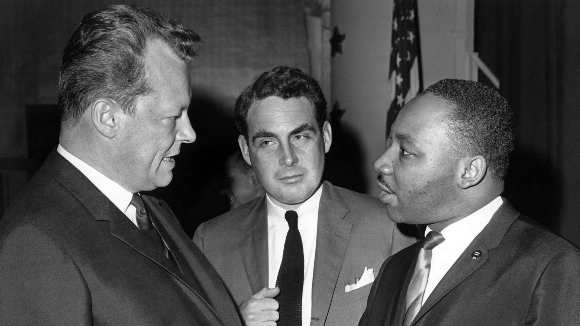 Willy Brandt (l), der regierende Bürgermeister von Berlin, trifft am 15.05.1964 in New York den Bürgerrechtler Dr. Martin Luther King (r).