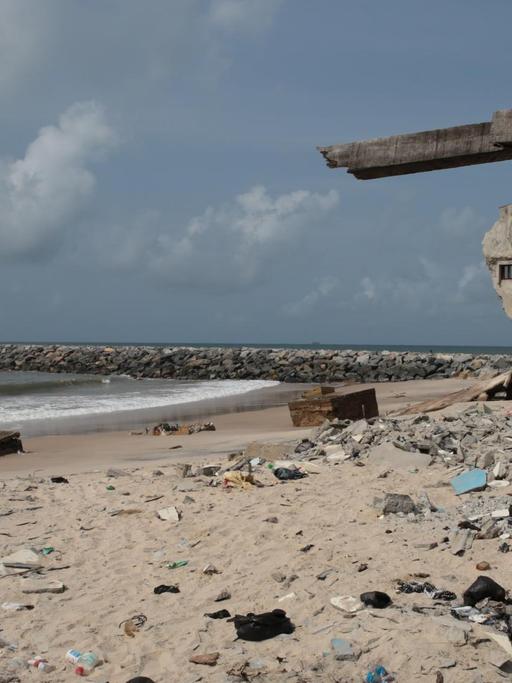 Ruinen am Strand von Okun Alfa in der Nähe von Lagos. Den Rest hat sich das Meer mit der letzten Sturmflut geholt