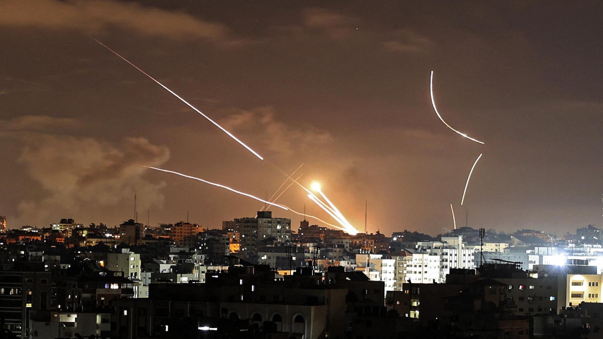 Raketen werden von Gaza-Stadt, die von der palästinensischen Hamas-Bewegung kontrolliert wird, am 12. Mai 2021 in Richtung Israel abgefeuert