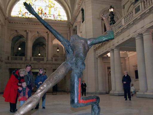Die Plastik "Der Jahrhundertschritt" von Wolfgang Mattheuer steht am 29.12.1997 in der großen Eingangshalle des ehemaligen Reichsgerichts in Leipzig.