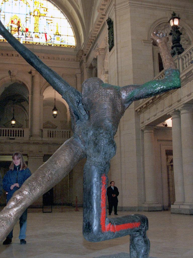 Die Plastik "Der Jahrhundertschritt" von Wolfgang Mattheuer steht am 29.12.1997 in der großen Eingangshalle des ehemaligen Reichsgerichts in Leipzig.