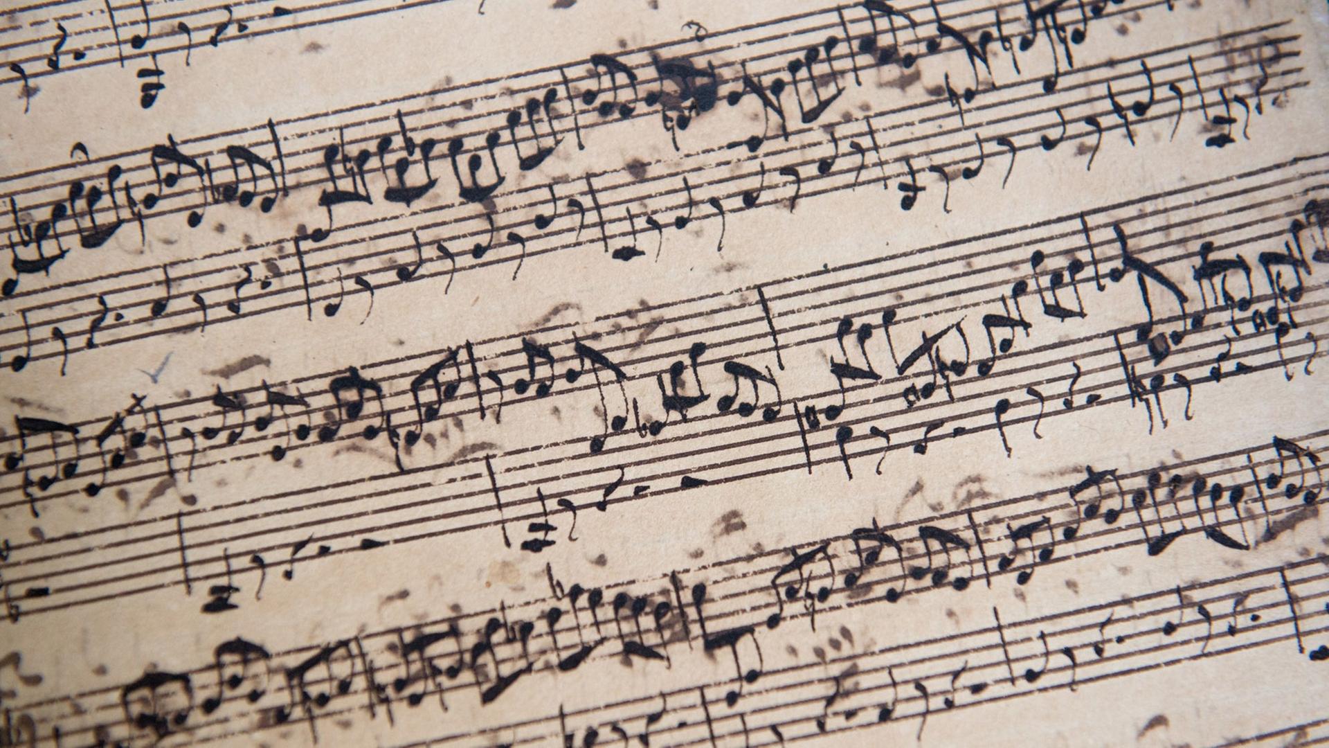 Ein seltenes Manuskript des Komponisten Johann Sebastian Bach (1685-1750) - hier zu sehen in der Niederlassung des Auktionshauses Christie's in Hamburg. Das Werk soll am 13. Juli in London mit einem Schätzwert von 1,9 bis 2,5 Millionen Euro versteigert werden.