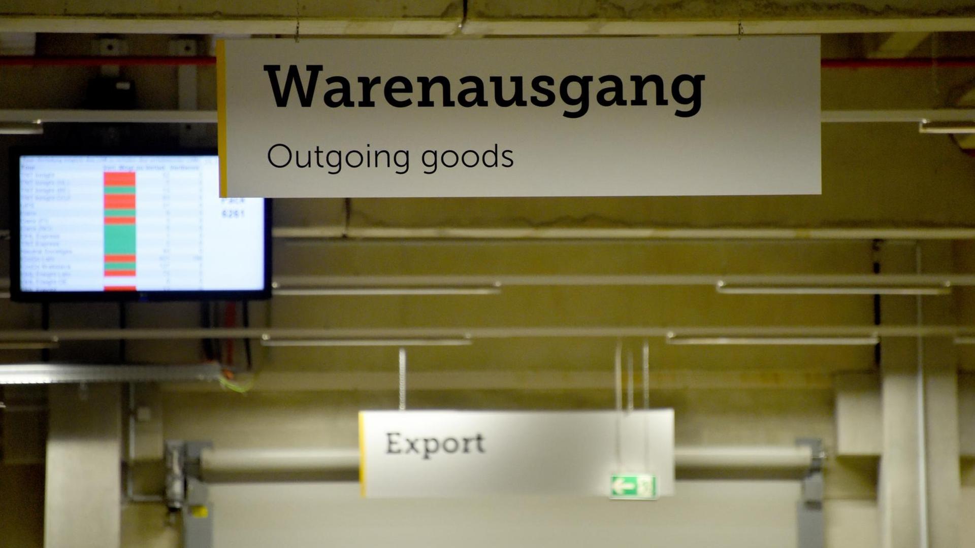 Die Schilder "Warenausgang" und "Export" sind im Ersatzteilzentrum des Staplerherstellers Jungheinrich in Kaltenkirchen (Schleswig-Holstein) zu sehen.