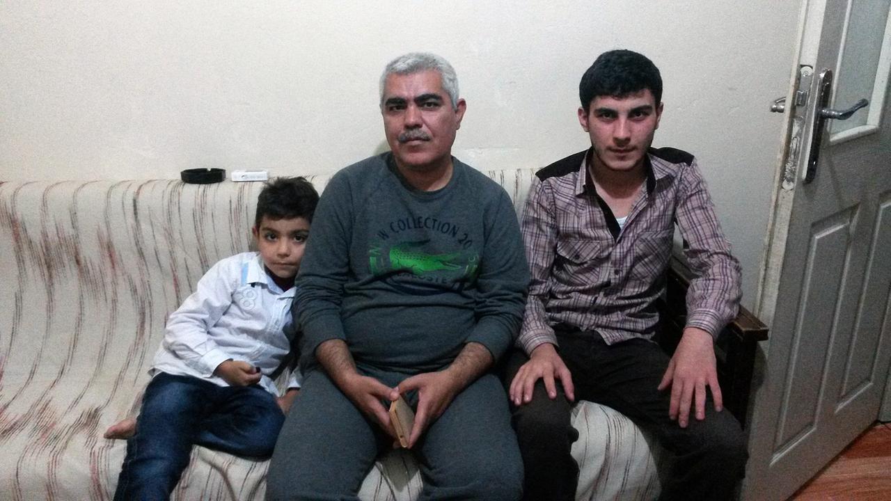Der syrische Flüchtling Bilal mit seinen Söhnen.