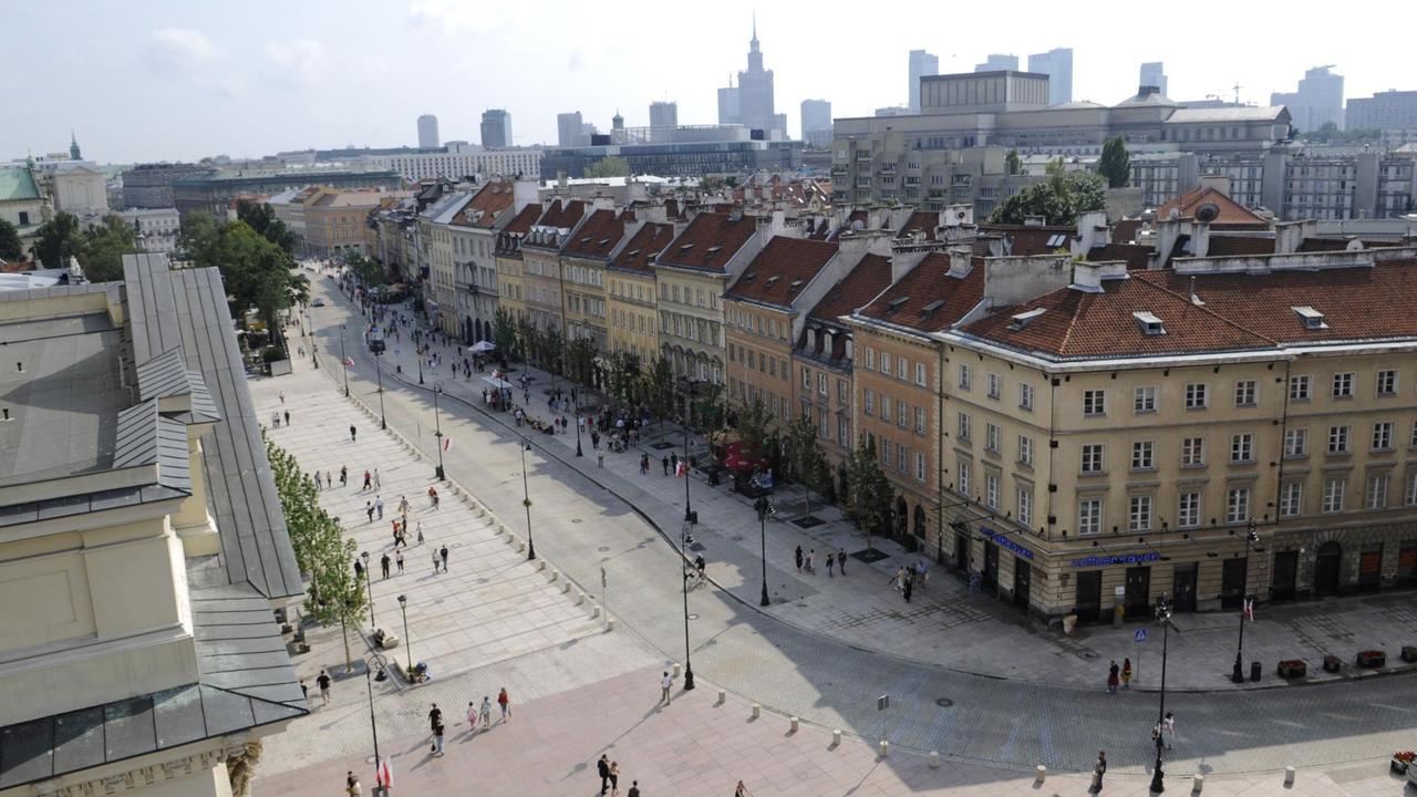 Blick auf die Krakowskie Przedmiescie-Straße in Warschau