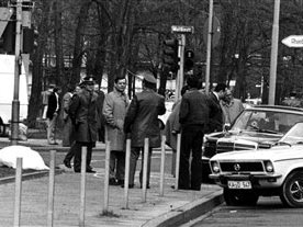 Die Leiche von Generalbundesanwalt Siegfried Buback liegt nach dem Attentat am 7. April 1977 auf dem Pflaster in Karlsruhe.