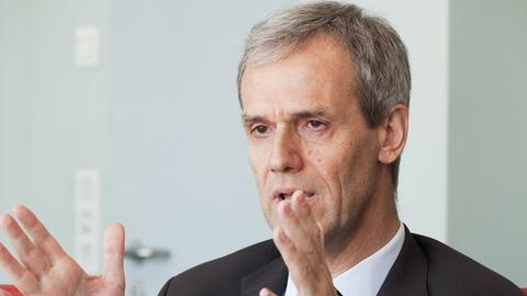Der Hauptgeschäftsführer des Bundesverbandes deutscher Banken, Michael Kemmer, gestikuliert während eines Pressegespräches.