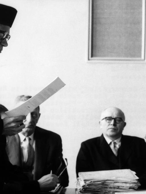 Eine Zeugenbefragung während eines Standgerichtsprozesses im März 1958. Den Angeklagten wird vorgeworfen, ungerechtfertigte Todesurteile vollstreckt zu haben.