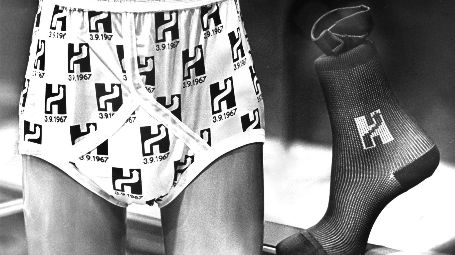 Socke und Unterhose sind mit dem Buchstaben H bedruckt, in dem sich ein Pfeil befindet. Das H steht für höger = rechts. Die Umstellung erfolgte am Sonntag, den 03.09.1967.