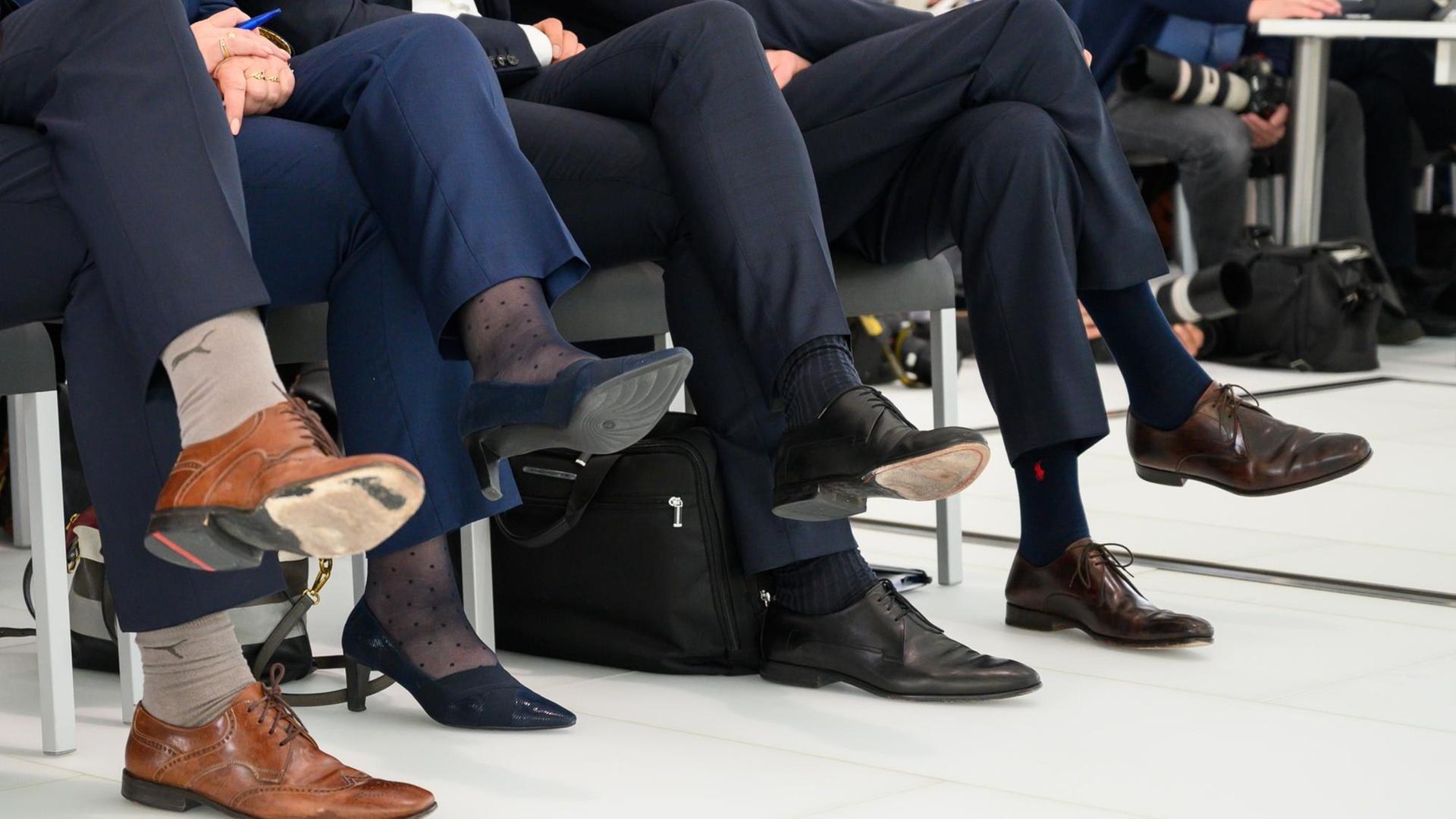 Jahrespressekonferenz der Volkswagen AG im März 2019: Vier Vorstandsmitglieder sitzen nebeneinander, unter ihnen eine einzige Frau - Hiltrud Dorothea Werner. Zu sehen sind nur die übereinandergeschlagenen Beine der Personen.