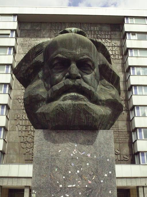 Szene aus dem Dokumentarfilm "System Error": Das Karl-Marx-Denkmal in Chemnitz