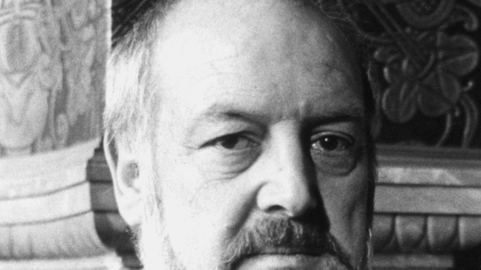 Der Schriftsteller Paul Wühr am 26. Januar 1984 in Bremen, wo er mit dem mit 15.000 Mark dotierten Bremer Literaturpreis der Rudolf-Alexander-Schröder-Stiftung ausgezeichnet wurde.