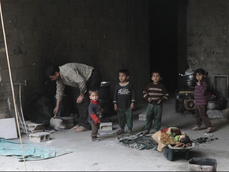 Das Bild zeigt syrische Kinder in einem Keller. Sie suchen Schutz vor Luftangriffen in der Stadt Duma in der umkämpften Region Ost-Ghuta.