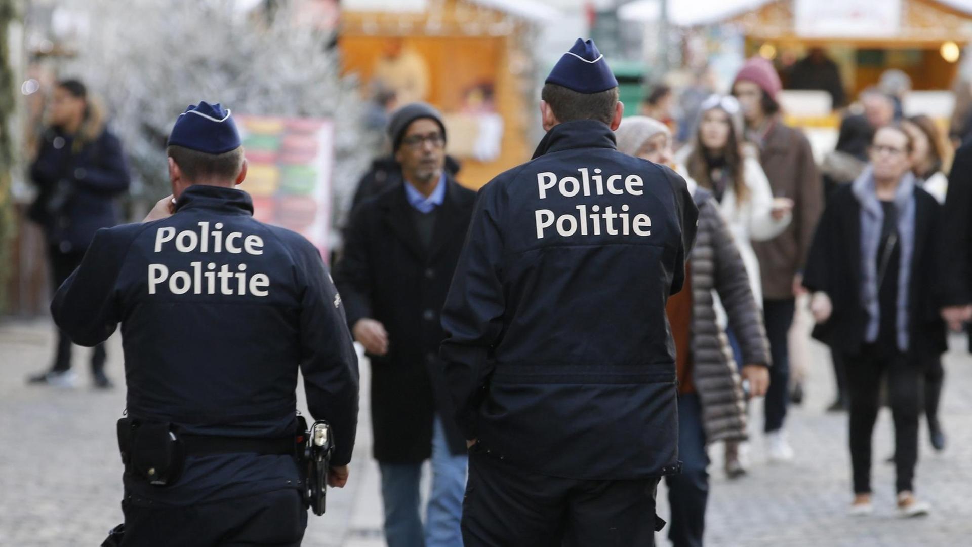 Polizistenauf Patrouille in der Innenstadt von Brüssel am Silvestertag 2015.