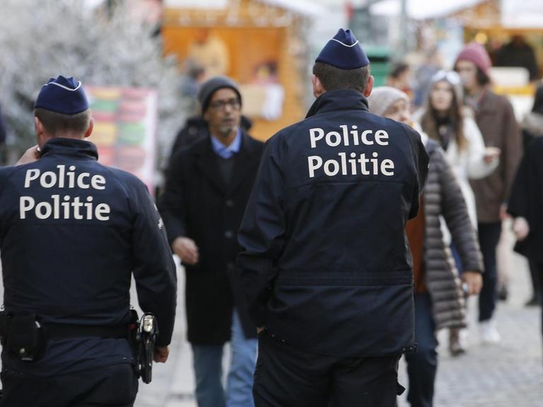 Polizistenauf Patrouille in der Innenstadt von Brüssel am Silvestertag 2015.