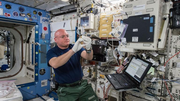 Der US-Astronaut Scott Kelly auf der Raumstation
