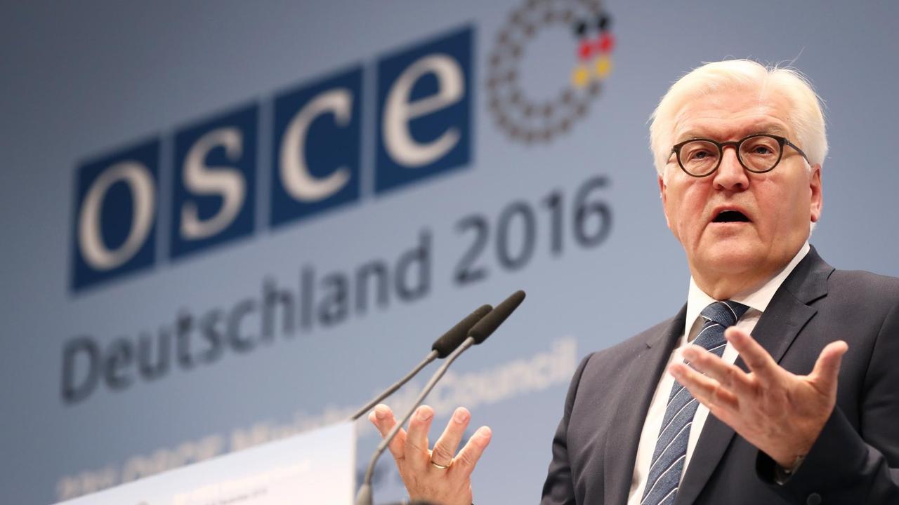 Außenminister Frank-Walter Steinmeier (SPD) spricht am 08.12.2016 in den Messehallen in Hamburg auf einer Pressekonferenz nach der ersten Sitzung des OSZE-Ministerrats. An der Konferenz der Organisation für Sicherheit und Zusammenarbeit in Europa (OSZE) nehmen in Hamburg am 8. und 9. Dezember rund 50 Außenminister teil.