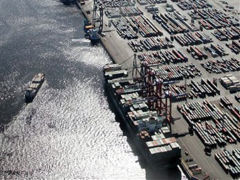 Die Luftaufnahme zeigt ein Containerterminal im Hafen von Hamburg.