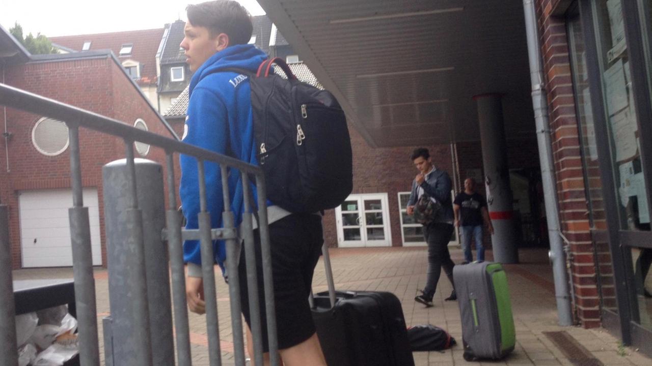 Elias - mit dem Koffer von der Schule ins Internat