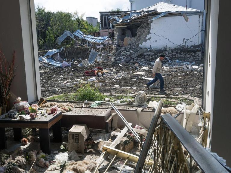Aserbaidschan, Stepanakert: Ein Mann geht an einem Haus vorbei, das von der aserbaidschanischen Artillerie durch Beschuss zerstört wurde.