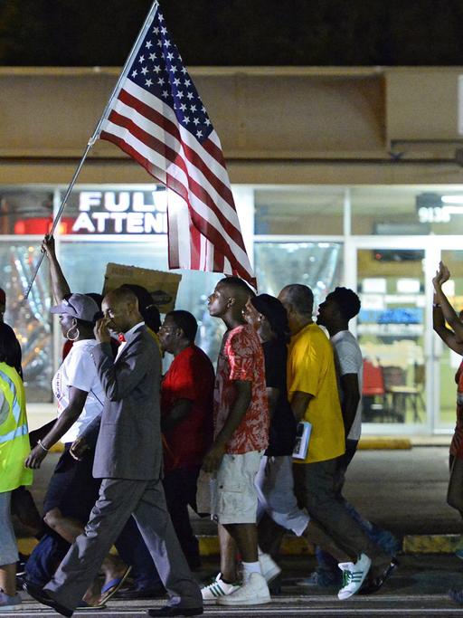 Menschen demonstrieren in Ferguson gegen die Ermordung des Schwarzen Michael Brown.