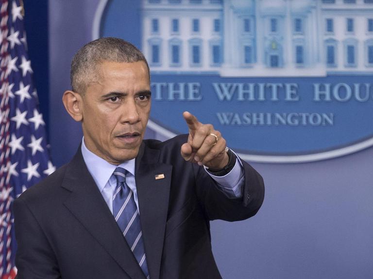US-Präsident Obama gestikultiert bei einer Pressekonferenz