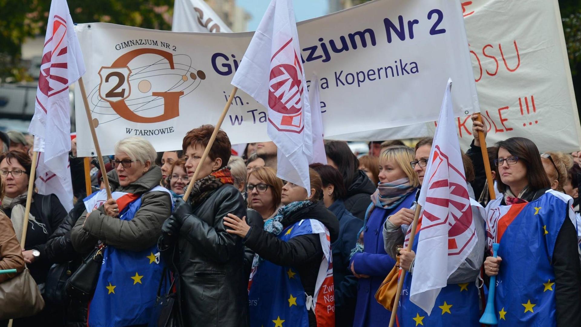Lehrerproteste in Polen gegen die geplanten Reformpläne der rechtskonservativen Regierung, hier in Krakau, am 10. Oktober 2016