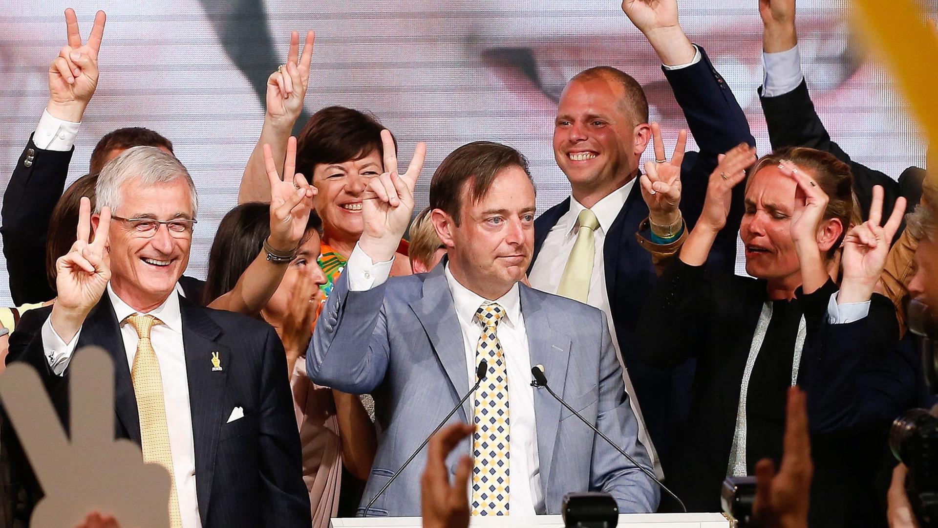 Die Neu-Flämische Allianz mit ihrem Vorsitzenden Bart de Wever (M.) feiert ihren Sieg bei der Parlamentswahl in Belgien.