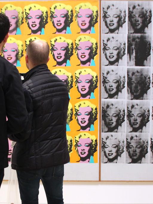 Besucher schauen sich in der US-Retrospektive zum Werk des Künstlers im New Yorker Whitney Museum Andy Warhols Kunstwerk "Marilyn Diptych" an.