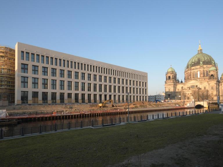 Die Bauarbeiten an Deutschlands prominentester Kulturbaustelle, dem Humboldt Forum im rekonstruierten Berliner Stadtschloss, kommen voran, rechts im Hintergrund der Berliner Dom - fotografiert am 15.1.2018. | Verwendung weltweit